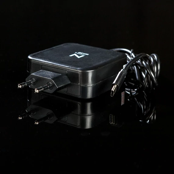 nBase NBA-65W-TC65 +USB 5V2A laptop töltő+kábel